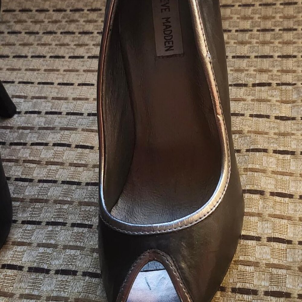 VINTAGE STEVE MADDEN ANABELLE BLACK AND SILVER PEEP TOES